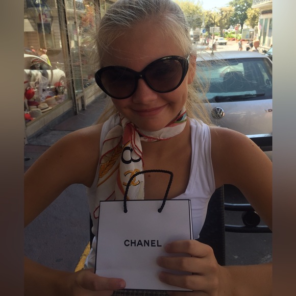 Meet your Posher, Hallie - Picture 5 of 6